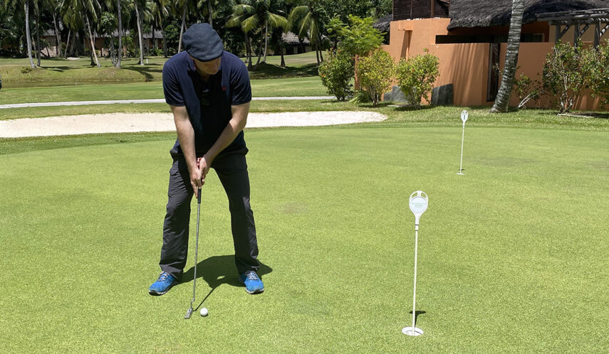 Christian am Golfspielen auf den Seychellen