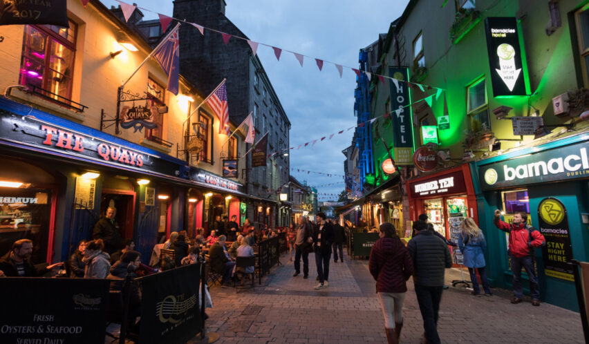 In Galway Irland Pubs besuchen.