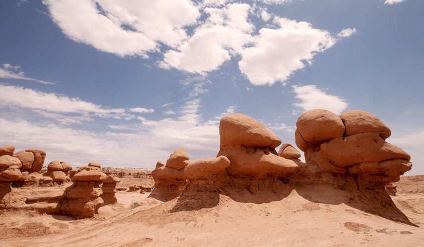 Wüste mit Steingebilden in Utah.