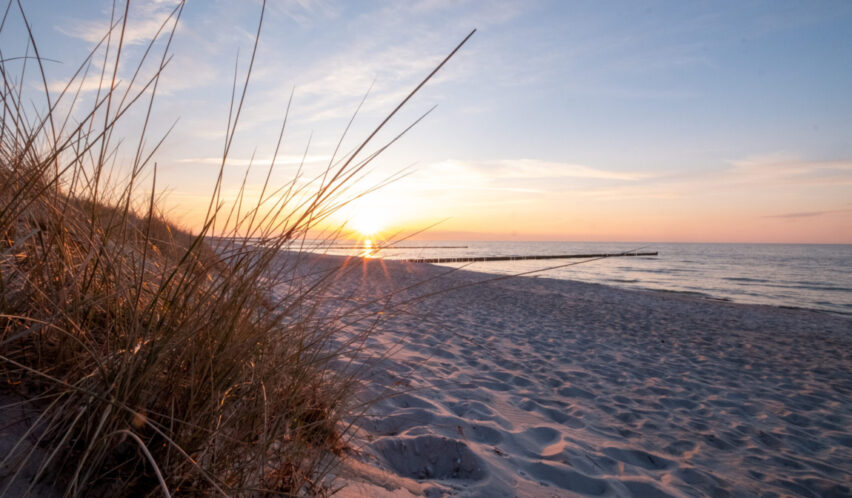 Sonnenuntergang am Strand an der Ostsee.