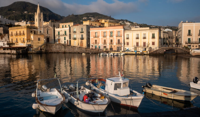 Ausblick mit Hafen in Lipari, Italien.