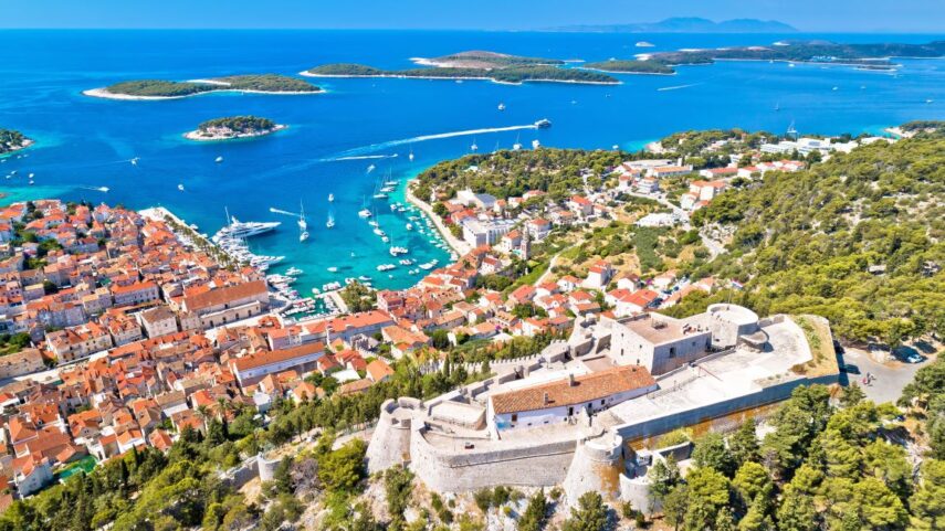 Ausblick auf die Stadt Hvar in Kroatien.